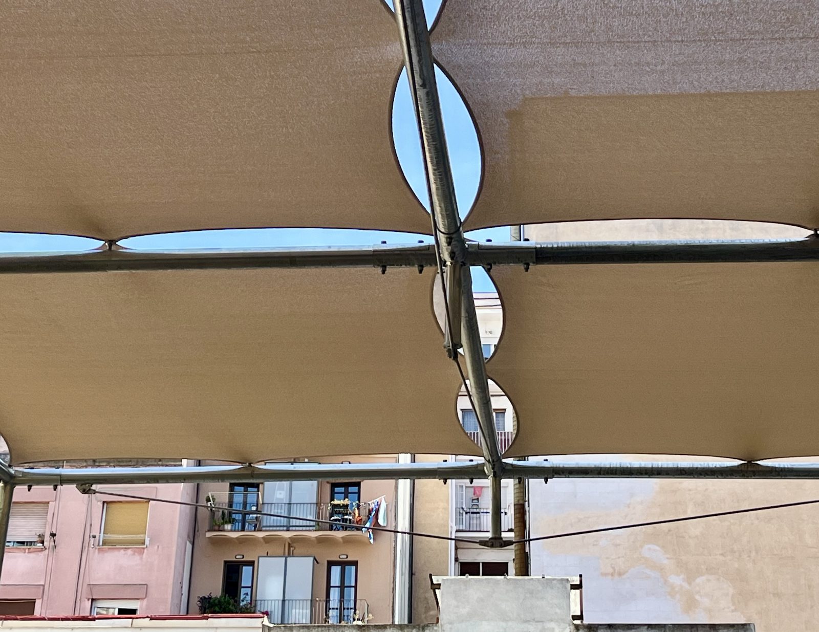 Veles d’ombra tensades sobre el pati de l’escola.