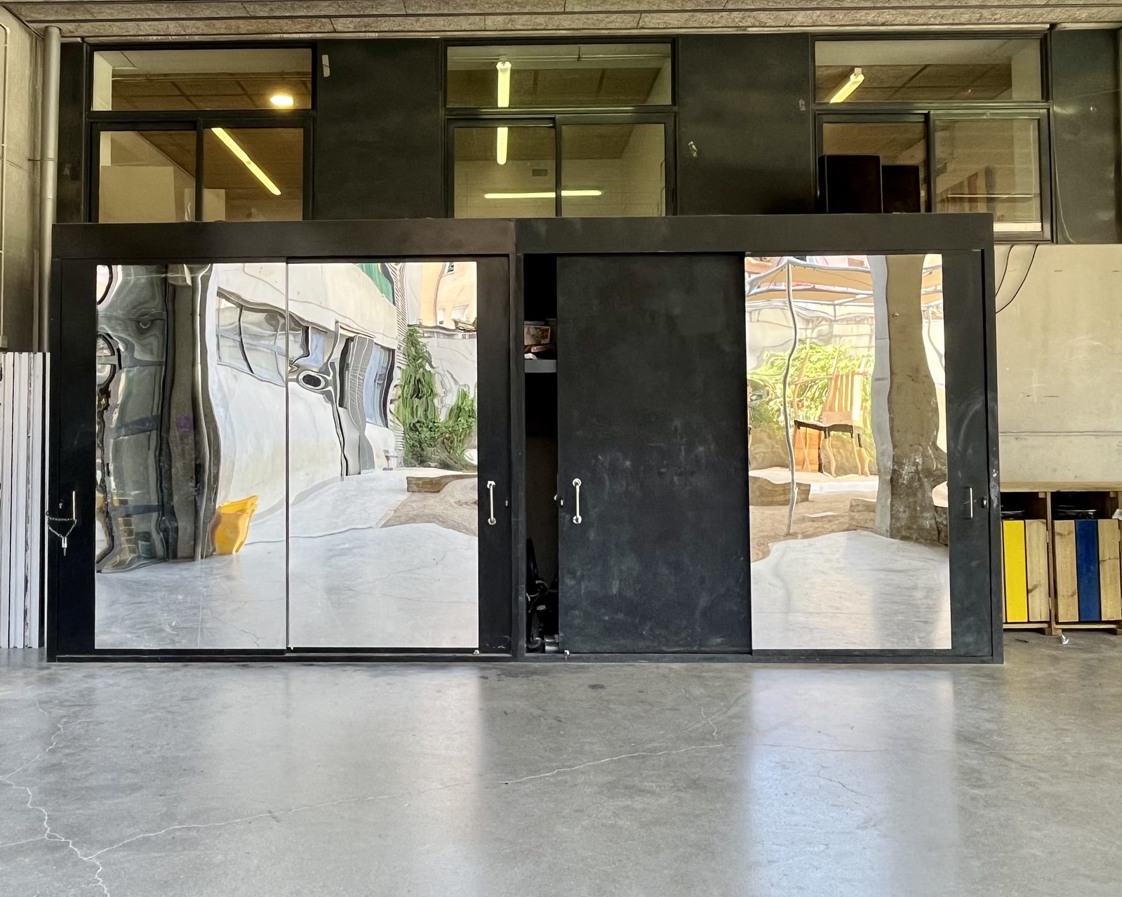 Sales del menjador i la cuina vistes a través de les portes corredisses de vidre.