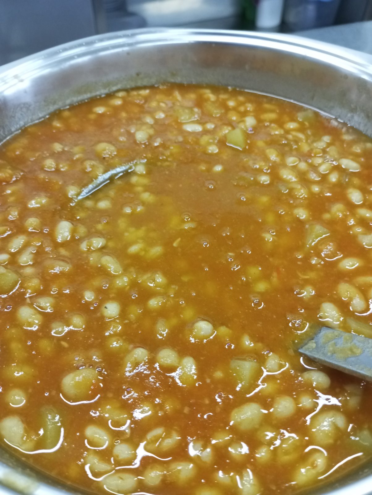 Olla de llegums cuinats en brou a la cuina del centre.